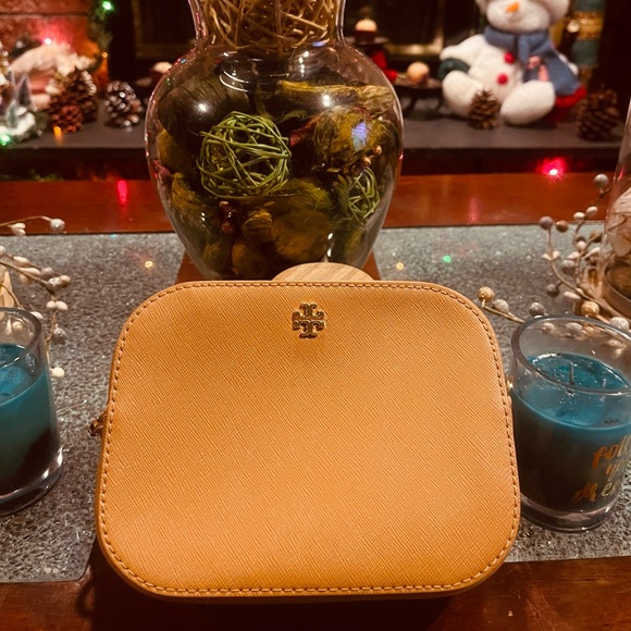 Tory Burch Handbags - Tory Burch Robinson Round Saffiano Crossbody Bag 6.75”x 5”(Chain hanger missing)